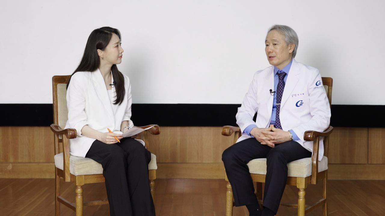 가천대 길병원 박기형 교수가 가천대 길병원 강당에서 뉴스페어링 인터뷰를 하고 있는 모습