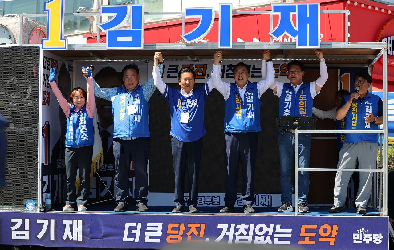 지난 5월 29일 더불어민주당 정청래 총괄상임선거대책위원장이 충남 당진시 읍내동의 회전교차로에서 김기재 당진시장 후보 지원 유세를 하고 있다. 연합뉴스