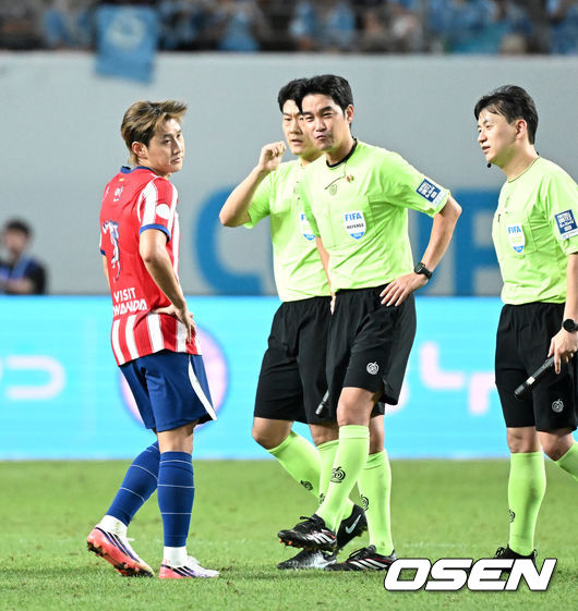 [OSEN=서울월드컵경기장, 이대선 기자] 이강인(25, ATM)이 아틀레티코 마드리드에서 화려한 데뷔전을 펼쳤다.아틀레티코 마드리드는 9일 오후 8시 서울월드컵경기장에서 개최된 ‘2026 쿠팡플레이 시리즈’ 친선전에서 맨체스터 시티(이하 맨시티)를 상대로 1-3으로 역전패했다. 맨시티 공격수 오마르 마르무시가 두 골을 몰아쳐 승리의 주역이 됐다.경기 종료 후 아틀레티코 마드리드 이강인이 심판진에게 아쉬움을 표하고 있다. 2026.08.09 /sunday@osen.co.kr