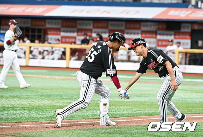 [OSEN=고척, 박준형 기자] 11일 오후 서울 고척스카이돔에서 2026 신한 SOL KBO리그 키움 히어로즈와 LG 트윈스의 경기가 진행됐다.이날 경기에는 키움은 안우진을, LG는 카라스코를 선발투수로 내세웠다.6회초 1사 LG 송찬의가 재역전 솔로홈런을 날리고 정수성 코치와 하이파이브를 하고 있다   2026.08.11 / soul1014@osen.co.kr