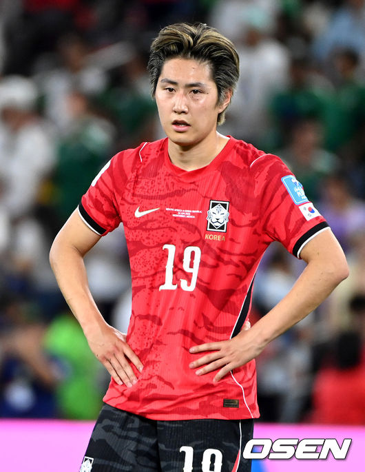 [OSEN=몬테레이(멕시코), 이대선 기자] 홍명보 감독이 이끄는 대한민국 축구대표팀은 25일(이하 한국시간) 오전 10시 멕시코 몬테레이 스타디움에서 개최된 2026 국제축구연맹(FIFA) 북중미 월드컵 조별리그 A조 최종전에서 남아프리카공화국에게 0-1 충격패를 당했다.1승2패가 된 한국은 A조 3위로 밀리며 32강 자력진출에 실패했다. 한국은 나머지 조들의 상황을 따져보고 32강에 진출할 가능성은 남아있다.경기 종료 후 대한민국 이강인이 패배에 아쉬워하고 있다. 2026.06.25 /sunday@osen.co.kr