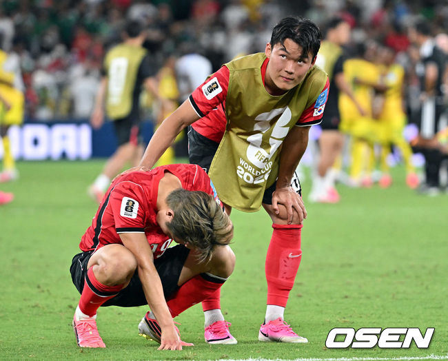 [OSEN=몬테레이(멕시코), 이대선 기자] 홍명보 감독이 이끄는 대한민국 축구대표팀은 25일(이하 한국시간) 오전 10시 멕시코 몬테레이 스타디움에서 개최된 2026 국제축구연맹(FIFA) 북중미 월드컵 조별리그 A조 최종전에서 남아프리카공화국에게 0-1 충격패를 당했다.1승2패가 된 한국은 A조 3위로 밀리며 32강 자력진출에 실패했다. 한국은 나머지 조들의 상황을 따져보고 32강에 진출할 가능성은 남아있다.경기 종료 후 대한민국 오현규가 아쉬워하는 이강인을 위로하고 있다. 2026.06.25 /sunday@osen.co.kr