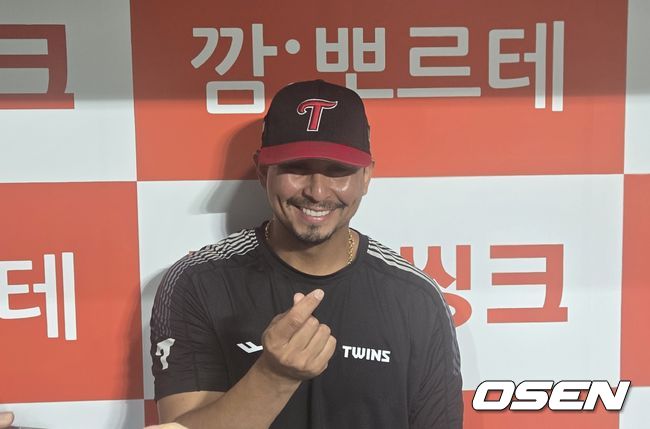 [OSEN=고척, 한용섭 기자]프로야구LG 트윈스 새 외국인 투수카라스코는11일 서울 고척 스카이돔에서 열린 키움 히어로즈와 경기에 선발투수로 등판, 6이닝2실점 퀄리티 스타트로 승리 투수가 됐다. 경기 후 환하게 웃으며 취재진과 인터뷰를 하고 있다. /orange@osen.co.kr