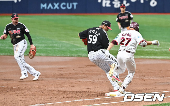 [OSEN=고척, 박준형 기자] 11일 오후 서울 고척스카이돔에서 2026 신한 SOL KBO리그 키움 히어로즈와 LG 트윈스의 경기가 진행됐다.이날 경기에는 키움은 안우진을, LG는 카라스코를 선발투수로 내세웠다.1회말 LG 선발투수 카라스코가 키움 추재현을 베이스 커버하며 포스아웃시키고 있다.      2026.08.11 / soul1014@osen.co.kr