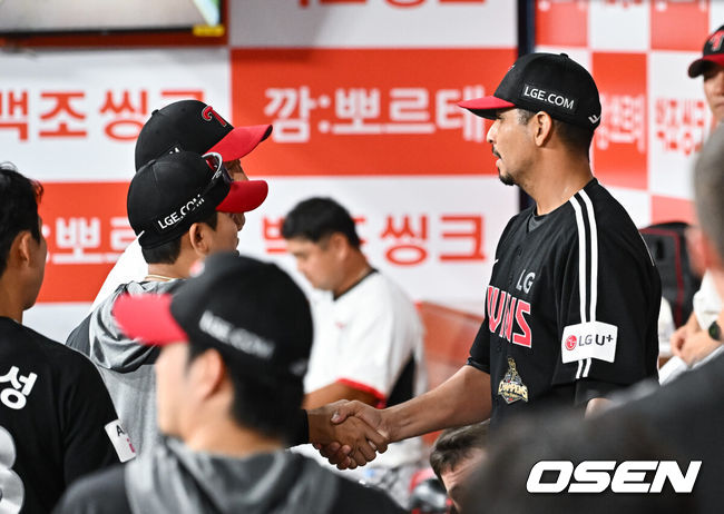 [OSEN=고척, 박준형 기자] 11일 오후 서울 고척스카이돔에서 2026 신한 SOL KBO리그 키움 히어로즈와 LG 트윈스의 경기가 진행됐다.이날 경기에는 키움은 안우진을, LG는 카라스코를 선발투수로 내세웠다.6회말 이닝종료후 LG 카라스코가 김광삼 투수 코치와 악수를 나누고 있다.      2026.08.11 / soul1014@osen.co.kr