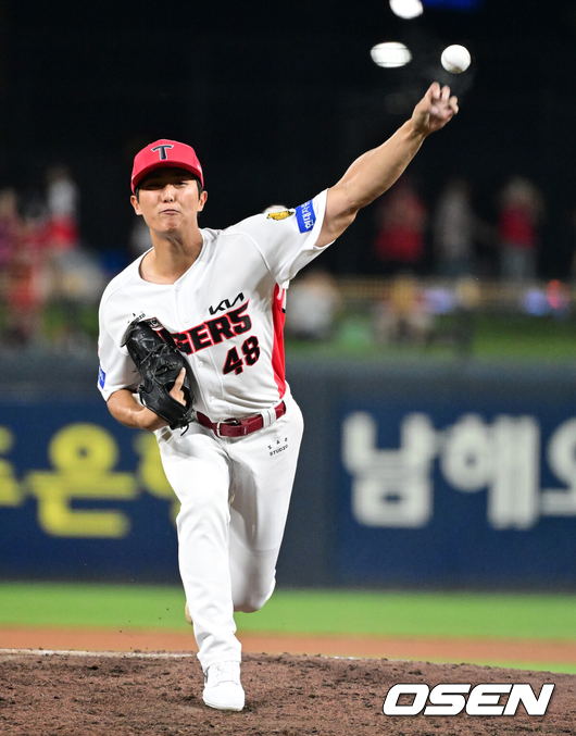 [OSEN=광주, 지형준 기자] KIA 타이거즈가 폭염 휴식기를 마치고 가진 첫 경기에서 기분좋은 승리를 따냈다.KIA는 11일 광주-기아 챔피언스필드에서 열린 2026 신한은행 SOL KBO리그 삼성 라이온즈와의 팀간 12차전을 3-1로 승리했다. 선발 아담 올러가 6이닝 1실점으로 호투하며 2년 연속 10승을 따냈다. 불펜이 3이닝을 깔끔하게 막았다. 이의리는 생애 첫 세이브를 따냈다. 타선에서는 김태군이 3타점을 모두 기록하며 승리를 이끌었다. 9회초 KIA 이의리가 역투하고 있다. 2026.08.11 / jpnews@osen.co.kr