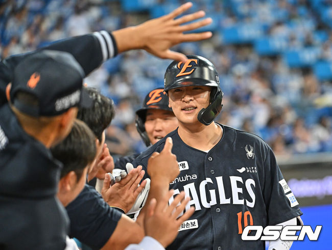 [OSEN=대구, 이석우 기자] 2일 대구삼성라이온즈파크에서 2026 신한 SOL KBO 리그 삼성 라이온즈와 한화 이글스의 경기가 열렸다. 홈팀 삼성은 장찬희가, 방문팀 한화는 문동주가 선발 출전했다. 한화 이글스 이진영이 7회초 2사 2루 좌중월 2점 홈런을 치고 하이파이브를 하고 있다. 2026.05.02 / foto0307@osen.co.kr