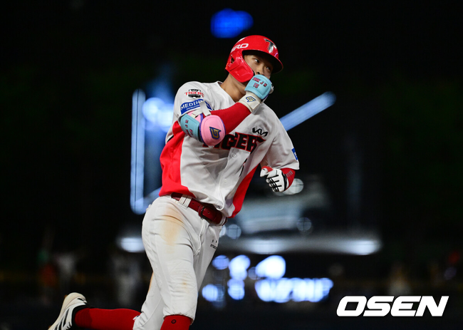 [OSEN=광주, 지형준 기자] 12일 광주-기아 챔피언스필드에서 2026 신한 SOL KBO리그 KIA 타이거즈와 삼성 라이온즈의 경기가 열렸다.KIA는 제임스 네일, 삼성은 오스틴 보스를 선발로 내세웠다.6회말 1사에서 KIA 박재현이 우월 솔로포를 날리며 그라운드를 돌고 있다. 2026.08.12 / jpnews@osen.co.kr