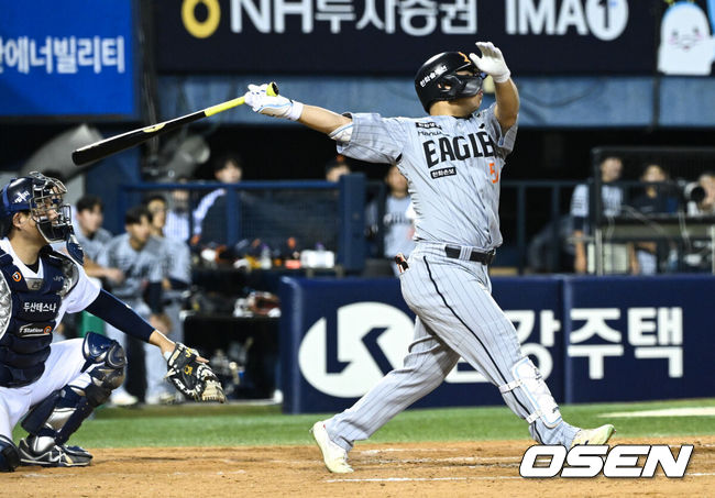 [OSEN=잠실, 조은정 기자]12일 서울 잠실야구장에서 2026 신한 SOL KBO리그 두산 베어스와 한화 이글스의 경기가 열렸다.이날 두산은 벤자민, 한화는 화이트를 선발로 내세웠다. 5회초 2사에서 한화 문현빈이 선제 솔로포를 날리고 있다. 2026.08.12 /cej@osen.co.kr