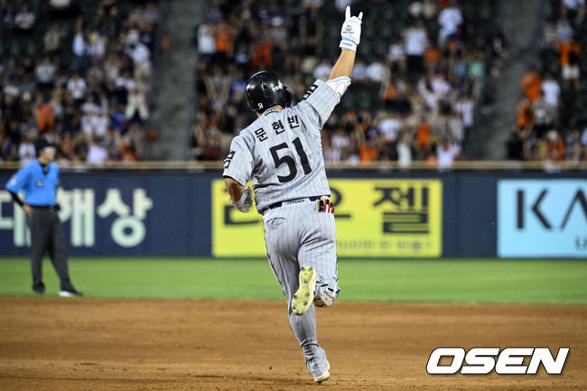 [OSEN=잠실, 조은정 기자]12일 서울 잠실야구장에서 2026 신한 SOL KBO리그 두산 베어스와 한화 이글스의 경기가 열렸다.이날 두산은 벤자민, 한화는 화이트를 선발로 내세웠다. 5회초 2사에서 한화 문현빈이 선제 솔로포를 날린 뒤 베이스를 돌고 있다. 2026.08.12 /cej@osen.co.kr