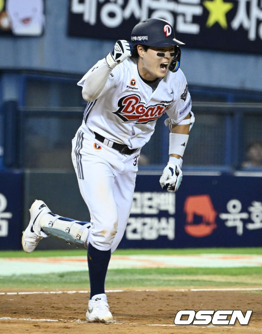 [OSEN=잠실, 조은정 기자]12일 서울 잠실야구장에서 2026 신한 SOL KBO리그 두산 베어스와 한화 이글스의 경기가 열렸다.이날 두산은 벤자민, 한화는 화이트를 선발로 내세웠다. 9회말 2사 2루에서 두산 박지훈이 동점 1타점 3루타를 날리고 있다.  2026.08.12 /cej@osen.co.kr