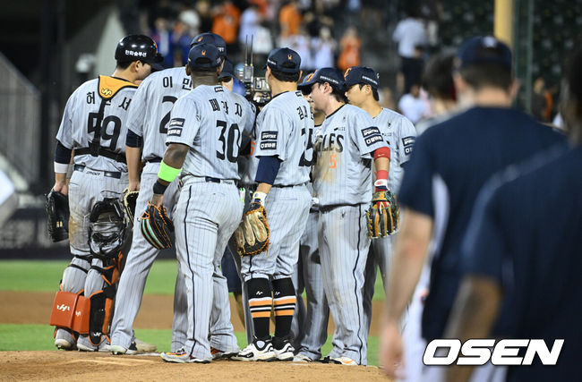 [OSEN=잠실, 조은정 기자]프로야구 한화 이글스가 어렵사리 두산 베어스의 5연승을 저지했다.김경문 감독이 이끄는 한화는 12일 서울 잠실구장에서 열린 2026 신한 SOL KBO리그 두산과의 원정경기에서 4-3으로 승리했다. 이날 승리로 한화는 시즌 전적 48승53패3무를 만들었다. 반면 4연승이 끊긴 두산은 53승46패4무가 됐다.한화가 승리를 기뻐하고 있다. 2026.08.12 /cej@osen.co.kr