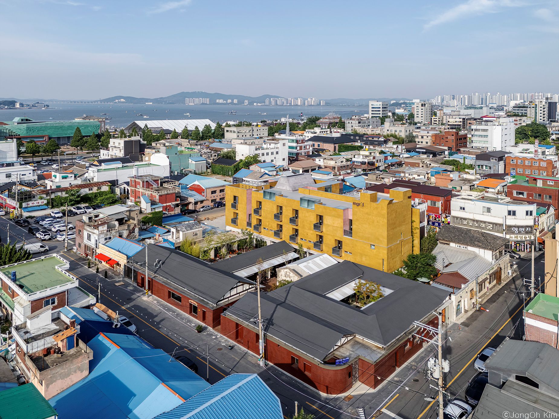 지난해 모습을 드러낸 리터닝 군산 전경. 600평 규모의 복합문화공간으로 재즈클럽, 호텔, 레스토랑, 카페 등 9개의 시설이 밀집돼 있다. 사진 김종오, 리터닝 군산 제공 