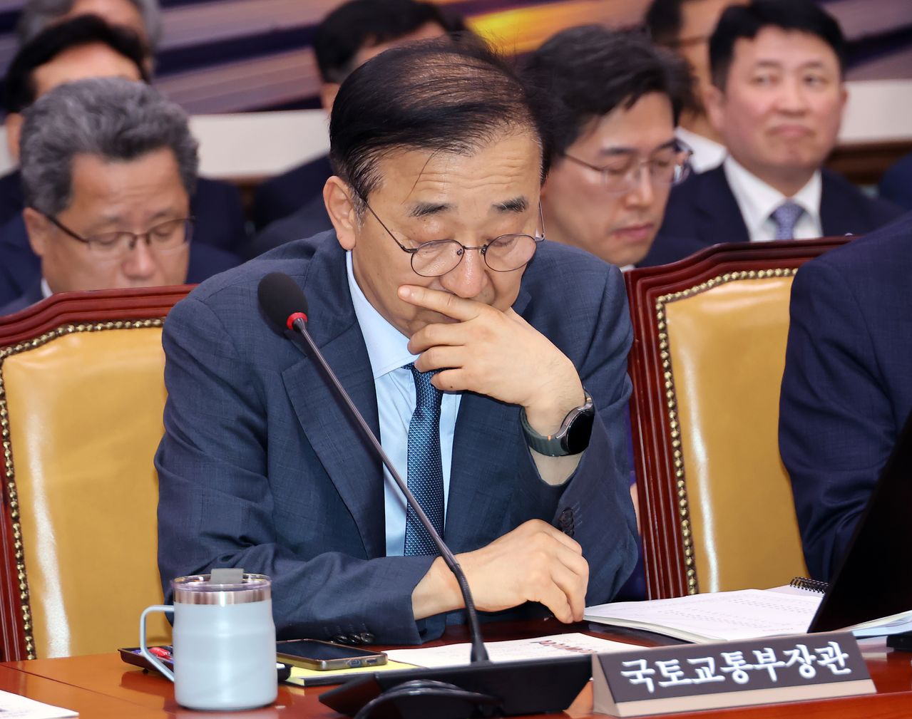 김윤덕 국토교통부 장관이 11일 국회에서 열린 국토교통위원회 전체회의에서 잠시 생각에 잠겨 있다. 연합뉴스