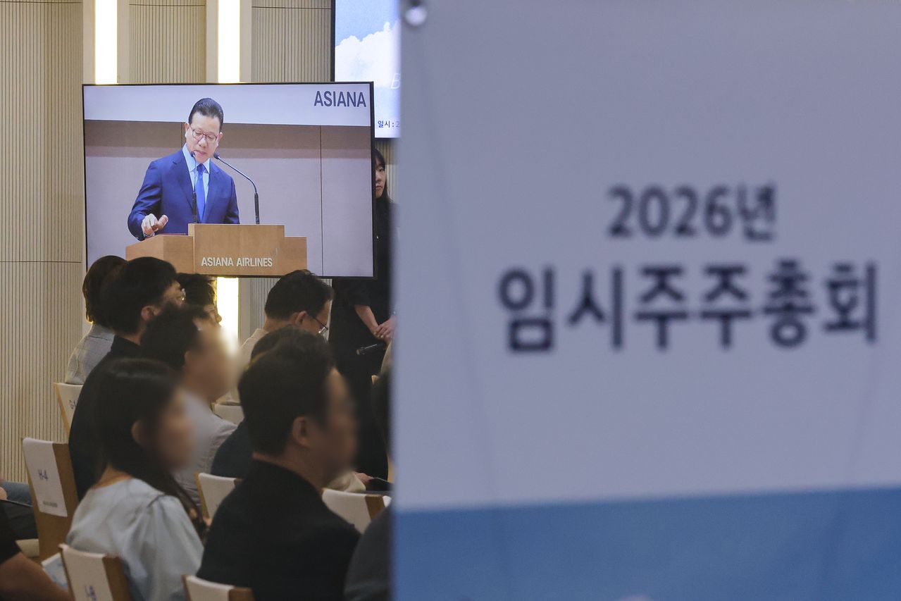 송보영 아시아나항공 대표가 12일 서울 강서구 아시아나항공 본사에서 열린 임시주주총회에서 대한항공과의 합병계약 체결 승인 안건을 상정하며 의사봉을 두드리고 있다. 연합뉴스 