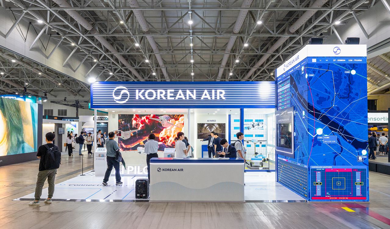 지난달 15일 인천 송도에서 열린 ‘2026 대한민국 드론·UAM 박람회’ 대한항공 전시 부스를 찾은 관람객들의 모습. 사진 대한항공