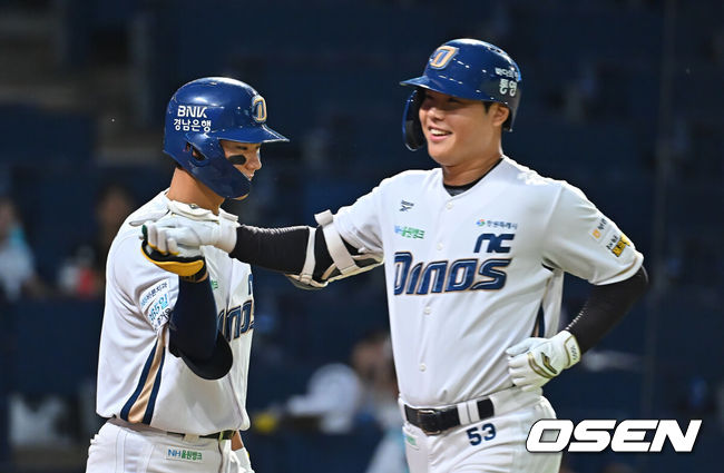 [OSEN=창원, 이석우 기자] 12일 창원NC파크에서 2026 신한 SOL KBO 리그 NC 다이노스와 KT 위즈의 경기가 열렸다. 홈팀 NC는 구창모가, 방문팀 KT는 소형준이 선발 출전했다. NC 다이노스 박시원이 3회말 우월 솔로 홈런을 치고 하이파이브를 하고 있다. 2026.08.12 / foto0307@osen.co.kr