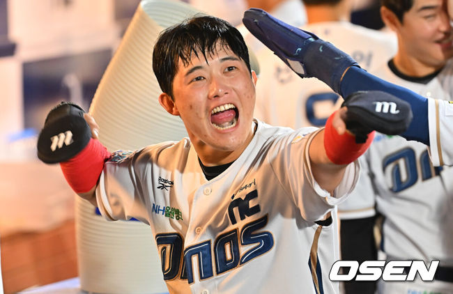 [OSEN=창원, 이석우 기자] 12일 창원NC파크에서 2026 신한 SOL KBO 리그 NC 다이노스와 KT 위즈의 경기가 열렸다. 홈팀 NC는 구창모가, 방문팀 KT는 소형준이 선발 출전했다. NC 다이노스 최정원이 8회말 2사 2루 박민우의 중견수 오른쪽 1타점 안타때 득점을 올리고 환호하고 있다. 2026.08.12 / foto0307@osen.co.kr