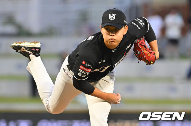 [OSEN=창원, 이석우 기자] 12일 창원NC파크에서 2026 신한 SOL KBO 리그 NC 다이노스와 KT 위즈의 경기가 열렸다. 홈팀 NC는 구창모가, 방문팀 KT는 소형준이 선발 출전했다. KT 위즈 선발투수 소형준이 역투하고 있다. 2026.08.12 / foto0307@osen.co.kr