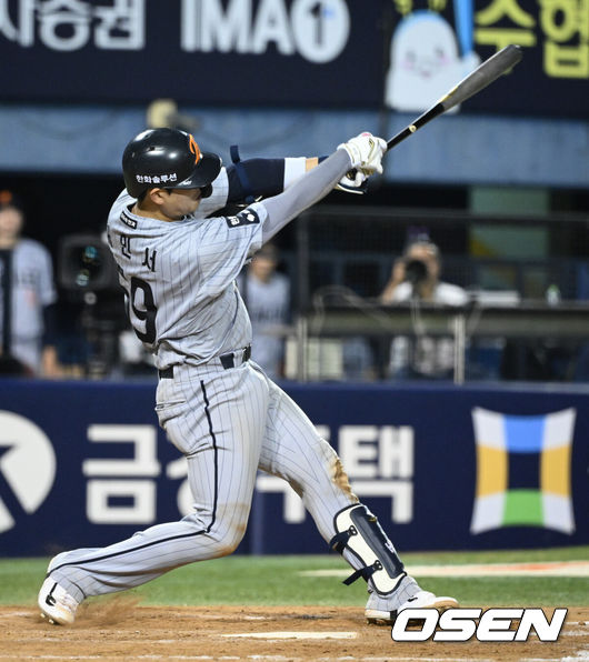 [OSEN=잠실, 조은정 기자]12일 서울 잠실야구장에서 2026 신한 SOL KBO리그 두산 베어스와 한화 이글스의 경기가 열렸다.이날 두산은 벤자민, 한화는 화이트를 선발로 내세웠다. 연장 10회초 1사 3루에서 한화 허인서가 1타점 2루타를 날리고 있다. 2026.08.12 /cej@osen.co.kr