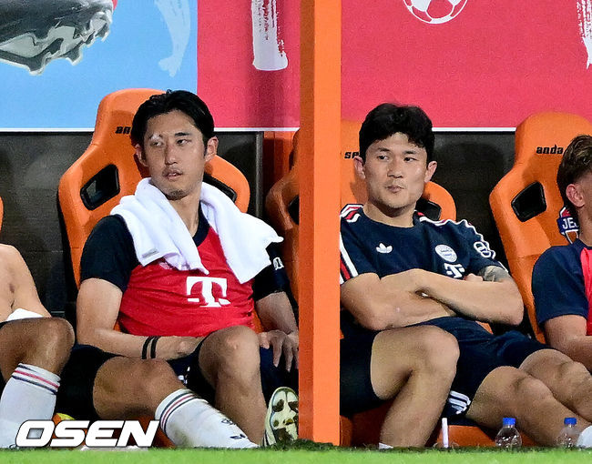 [OSEN=제주, 최규한 기자] 4일 오후 제주월드컵경기장에서 '아우디 풋볼 써밋 2026' 제주SK FC와 FC 바이에른 뮌헨의 친선 경기가 열렸다.뱅상 콤파니 감독이 이끄는 바이에른 뮌헨은 이번 아시아 투어 명단에 대한민국 국가대표 수비수 김민재를 비롯해 주장 마누엘 노이어, 요주아 키미히, 요나탄 타, 요시프 스타니시치, 루이스 디아스, 주앙 팔리냐, 콘라트 라이머 등 26명을 포함시켰다. 세르지우 코스타 감독이 이끄는 제주는 K리그1 최근 5경기 무패를 이어가며 독일 분데스리가 챔피언을 상대로 어떤 경기력을 보여줄지 관심을 모은다.후반 뮌헨 김민재와 이토가 벤치에서 경기를 지켜보고 있다. 2026.08.04 / dreamer@osen.co.kr