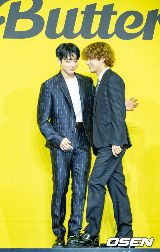 [OSEN=민경훈 기자] 21일 오후 서울 송파구 올림픽공원 올림픽홀에서 방탄소년단(BTS)의 새 디지털 싱글 'Butter' 발매 기념 글로벌 기자간담회 포토타임이 진행됐다.그룹 방탄소년단(RM, 진, 슈가, 제이홉, 지민, 뷔, 정국)의 새 싱글 'Butter'는 오늘(21일) 오후 1시(한국시각)에 전 세계 동시에 발매된다.방탄소년단의 새 디지털 싱글 'Butter'는 마음을 흔드는 방탄소년단의 귀여운 고백을 담은 청량하고 중독성 강한 댄스 팝 장르의 서머송이다. 버터처럼 부드럽게 스며드는 방탄소년단의 독보적인 매력을 느낄 수 있는 곡으로 방탄소년단만의 음악적 스타일을 더한 것으로 알려져 기대를 모으고 있다.방탄소년단(BTS) 정국이 개별 포토타임을 마친 후 단체 포토타임을 위해 걸어나온 뷔를 맞이하고 있다./ rumi@osen.co.kr