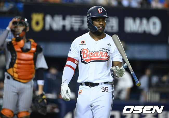 [OSEN=잠실, 조은정 기자]12일 서울 잠실야구장에서 2026 신한 SOL KBO리그 두산 베어스와 한화 이글스의 경기가 열렸다.이날 두산은 벤자민, 한화는 화이트를 선발로 내세웠다. 5회말 두산 선두타자 세베리노가 심잔으로 물러나고 있다. 2026.08.12 /cej@osen.co.kr