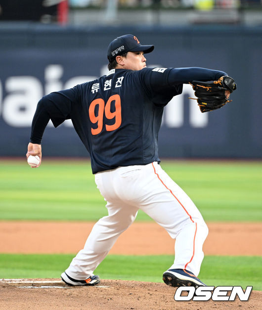 [OSEN=수원, 이대선 기자] 31일 수원 KT위즈파크에서 2026 신한 SOL KBO리그 KT 위즈와 한화 이글스의 경기가 열렸다.이날 KT는 소형준, 한화는 류현진을 선발로 내세웠다.1회말 무사에서 한화 선발투수 류현진이 역투하고 있다. 2026.07.31 /sunday@osen.co.kr