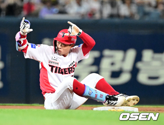 [OSEN=광주, 지형준 기자] 13일 광주-기아 챔피언스필드에서 2026 신한 SOL KBO리그 KIA 타이거즈와 삼성 라이온즈의 경기가 열렸다.KIA는 일본인투수 시라카와, 삼성은 푸른피의 에이스 원태인를 선발로 내세웠다.5회말 1사 1루에서 KIA 박재현이 2루타를 날리며 기뻐하고 있다. 2026.08.13 / jpnews@osen.co.kr