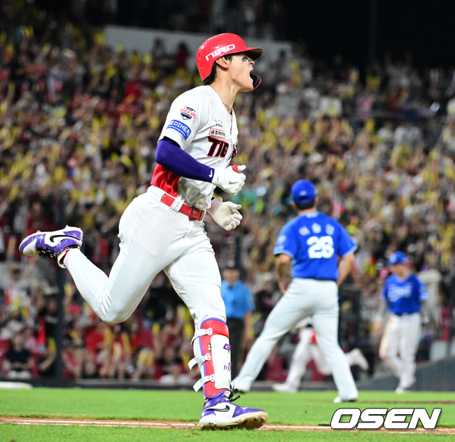 [OSEN=광주, 지형준 기자] 13일 광주-기아 챔피언스필드에서 2026 신한 SOL KBO리그 KIA 타이거즈와 삼성 라이온즈의 경기가 열렸다.KIA는 일본인투수 시라카와, 삼성은 푸른피의 에이스 원태인를 선발로 내세웠다.6회말 2사 2루에서 KIA 김도영이 1타점 중전 적시타를 날리며 포효하고 있다. 2026.08.13 / jpnews@osen.co.kr