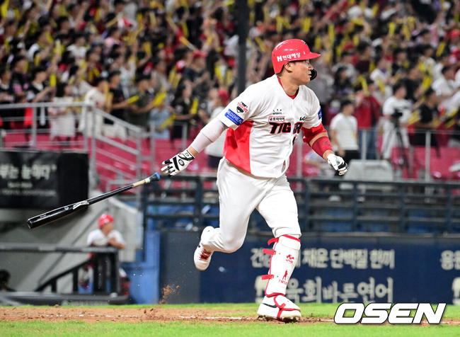 [OSEN=광주, 지형준 기자] 13일 광주-기아 챔피언스필드에서 2026 신한 SOL KBO리그 KIA 타이거즈와 삼성 라이온즈의 경기가 열렸다.KIA는 일본인투수 시라카와, 삼성은 푸른피의 에이스 원태인를 선발로 내세웠다.7회말 1사 3루에서 KIA 김태군이 1타점 좌중간 적시타를 날리고 있다. 2026.08.13 / jpnews@osen.co.kr