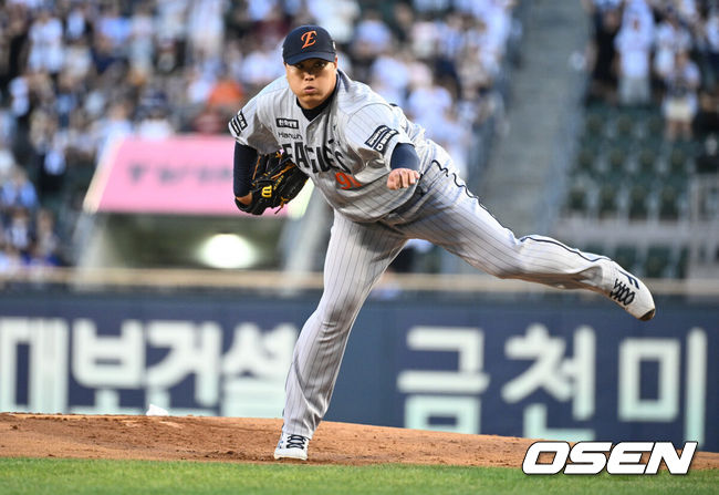 [OSEN=잠실, 조은정 기자]13일 서울 잠실야구장에서 2026 신한 SOL KBO리그 두산 베어스와 한화 이글스의 경기가 열렸다.이날 두산은 최민석, 한화는 류현진을 선발로 내세웠다. 1회말 한화 류현진이 역투하고 있다. 2026.08.13 /cej@osen.co.kr