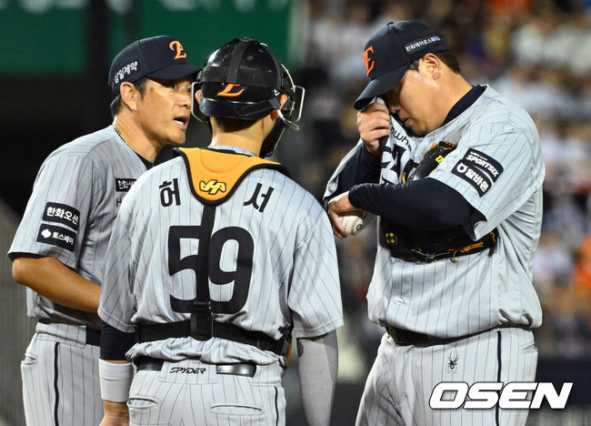 [OSEN=잠실, 조은정 기자]13일 서울 잠실야구장에서 2026 신한 SOL KBO리그 두산 베어스와 한화 이글스의 경기가 열렸다.이날 두산은 최민석, 한화는 류현진을 선발로 내세웠다. 3회말 1사 1,2루에서 한화 류현진이 두산 김민석에게 적시타를 허용하자 코칭스태프가 마운드에 올라 대화를 하고 있다. 2026.08.13 /cej@osen.co.kr