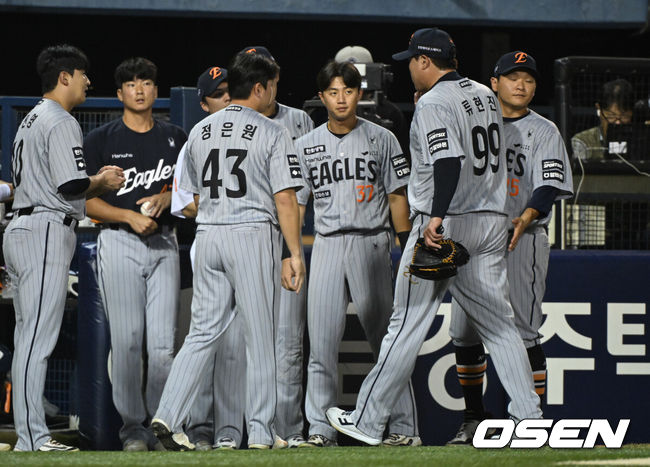 [OSEN=잠실, 조은정 기자]13일 서울 잠실야구장에서 2026 신한 SOL KBO리그 두산 베어스와 한화 이글스의 경기가 열렸다.이날 두산은 최민석, 한화는 류현진을 선발로 내세웠다. 4회말 1사 1,2루에서 두산 양의지에게 3점 홈런을 허용한 한화 류현진이 강판되고 있다. 2026.08.13 /cej@osen.co.kr