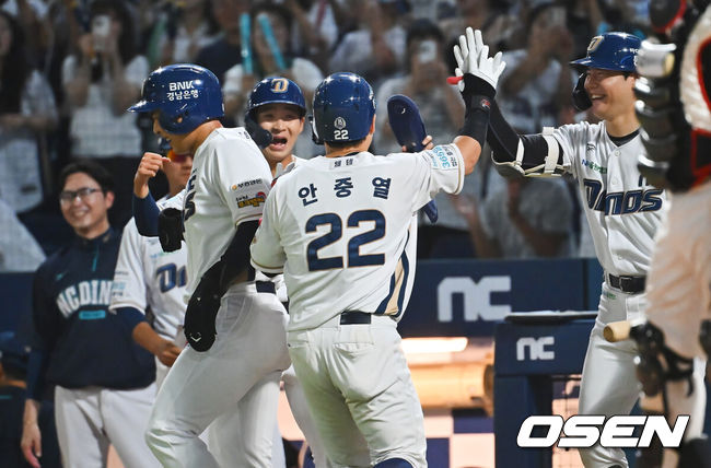 [OSEN=창원, 이석우 기자] 13일 창원NC파크에서 2026 신한 SOL KBO 리그 NC 다이노스와 KT 위즈의 경기가 열렸다. 홈팀 NC는 테일러가, 방문팀 KT는 대니엘이 선발 출전했다. NC 다이노스 안중열이 7회말 2사 1,2루 좌중월 역전 3점 홈런을 치고 동료들과 기쁨을 나누고 있다. 2026.08.13 / foto0307@osen.co.kr