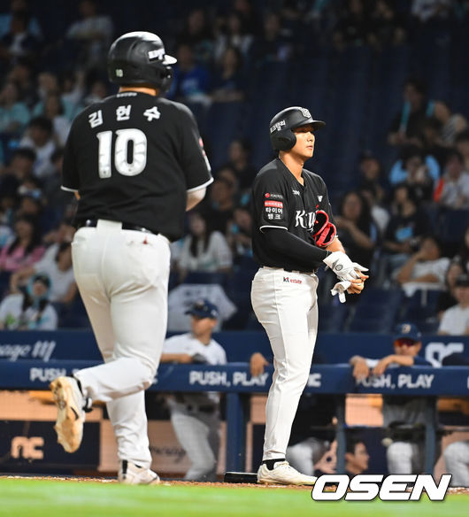 [OSEN=창원, 이석우 기자] 13일 창원NC파크에서 2026 신한 SOL KBO 리그 NC 다이노스와 KT 위즈의 경기가 열렸다. 홈팀 NC는 테일러가, 방문팀 KT는 대니엘이 선발 출전했다. KT 위즈 장진혁이 8회초 2사 만루 밀어내기 볼넷으로 동점을 만들고 있다. 2026.08.13 / foto0307@osen.co.kr