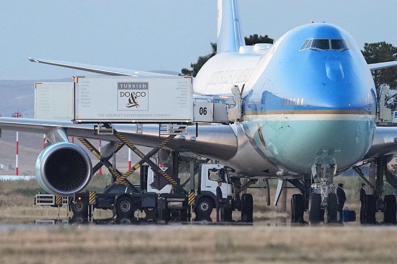 지난달 8일 튀르키예 앙카라 공항 활주로 위 미국 대통령 전용기 에어포스원 옆에 기내식 운반 차량들이 주차된 모습. AP=연합뉴스