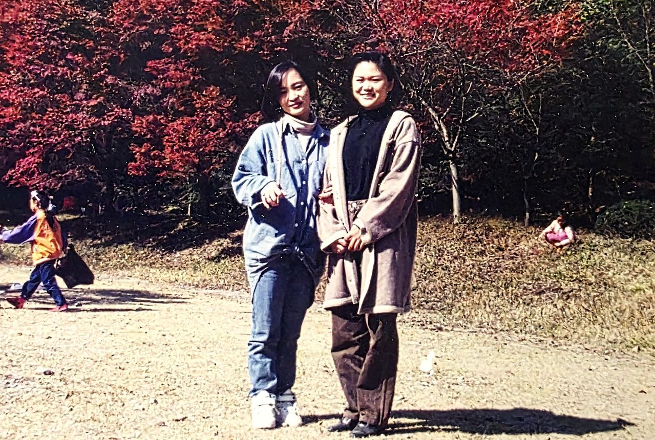 함지애 ‘지애의 봄 향기’ 대표가 1997년 남대문에서 의류사업을 할 당시 휴일을 맞아 친구와 함께 찍은 사진. 사진 ‘지애의 봄 향기’