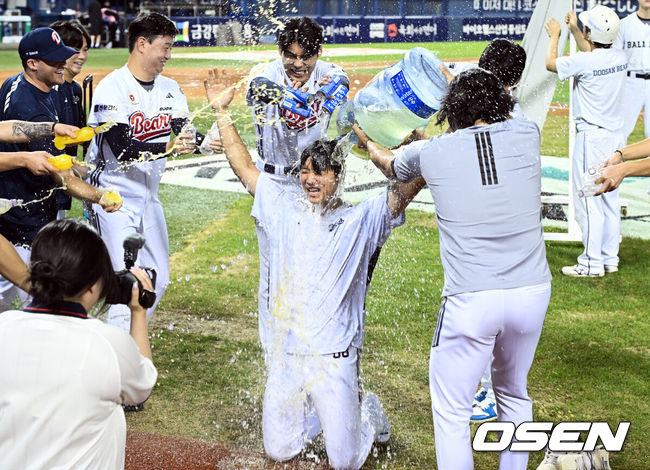 [OSEN=잠실, 조은정 기자]프로야구 두산 베어스가 한화 이글스를 제압하고 위닝시리즈에 성공했다.김원형 감독이 이끄는 두산은 13일 서울 잠실구장에서 열린 2026 신한 SOL KBO리그 한화와의 홈경기에서 9-6으로 승리했다. 이날 승리로 두산은 시즌 전적 54승46패4무를 만들었다. 반면 한화는 48승50패3무가 됐다.두산 최민석이 10승 기념 물세례를 맞고 있다. 2026.08.13 /cej@osen.co.kr