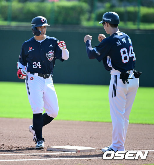 [OSEN=강화, 지형준 기자] 2일 강화 SSG퓨처스필드에서2026 메디힐 KBO 퓨처스리그 SSG 랜더스와 두산 베어스의 경기가 열렸다.이날 SSG이 두산에 2-1 승리를 거두며 전날 패배를 설욕했다. 클리닝 타임을 앞두고 폭염 콜드 게임이 선언됐다.1회 두산 손아섭이 우중간 안타를 날리며 서예일 코치와 주먹을 맞대고 있다. 2026.08.02 / jpnews@osen.co.kr