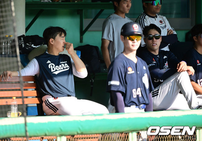 [OSEN=강화, 지형준 기자] 2일 강화 SSG퓨처스필드에서2026 메디힐 KBO 퓨처스리그 SSG 랜더스와 두산 베어스의 경기가 열렸다.이날 SSG이 두산에 2-1 승리를 거두며 전날 패배를 설욕했다. 클리닝 타임을 앞두고 폭염 콜드 게임이 선언됐다.5회말 두산 손아섭, 양석환이 경기를 지켜보고 있다. 2026.08.02 / jpnews@osen.co.kr