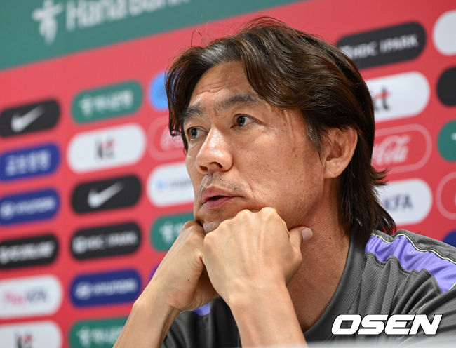 [OSEN=사포판(멕시코), 이대선 기자] 홍명보 감독이 이끄는 대한민국 축구국가대표팀이 26일(한국시각) 멕시코 과달라하라 인근 사포판의 치바스 베르데 바예에서 훈련을 진행했다.대한민국은 1승 2패(승점 3)로 조 3위에 머물렀다. 자력으로 32강에 오를 기회를 놓쳤고, 이제는 다른 조 경기 결과를 기다려야 하는 처지가 됐다.훈련에 앞서 대한민국 홍명보 감독이 인터뷰를 하고 있다. 2026.06.26 /sunday@osen.co.kr