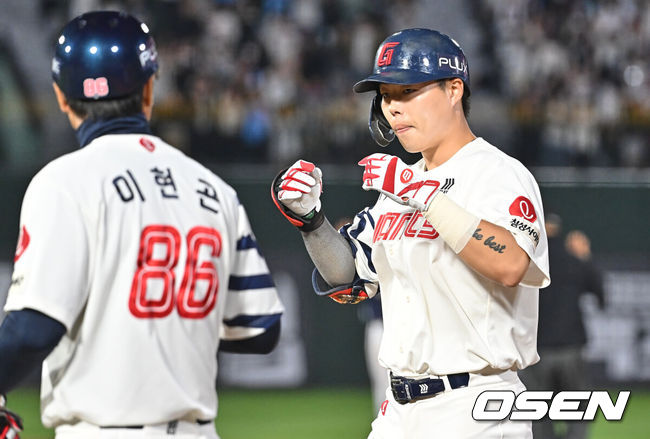 [OSEN=부산, 이석우 기자] 14일 부산 사직야구장에서 2026 신한 SOL KBO 리그 롯데 자이언츠와 NC 다이노스의 경기가 열렸다. 홈팀 롯데는 나균안이, 방문팀 NC는 토다가 선발 출전했다.롯데 자이언츠 고승민이 9회말 2사 1,3루 중견수 앞 1타점 안타를 치고 세리머니를 하고 있다. 2026.05.14 / foto0307@osen.co.kr
