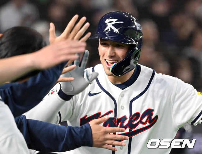 [OSEN=도쿄(일본), 손용호 기자] 5일 일본 도쿄돔에서 월드베이스볼클래식(WBC) 조별리그 C조 한국과 체코의 경기가열렸다.한국은 소형준, 체코는 다니엘 파디샥을 선발투수로 내세웠다.2006년 4강, 2009년 준우승을 차지한 경험이 있는 한국은 이후 3개 대회(2013년, 2017년, 2023년)에서 모두 8강 토너먼트 진출에 실패했다. 이번 대회에서는 17년 만에 본선 토너먼트 진출을 노린다.5회말 1사 1루에서 한국 셰이 위트컴이 좌월 투런 홈런을 치고 환호하고 있다. 2026.03.05/spjj@osen.co.kr