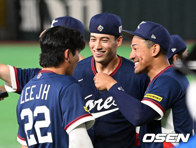 [OSEN=도쿄(일본), 손용호 기자] 도쿄의 기적이 나왔다. 한국 WBC 대표팀이 17년 만에 1라운드를 통과했다.한국은 9일 일본 도쿄돔에서 열린 ‘2026 월드베이스볼클래식(WBC)’ 1라운드 C조 호주와의 경기에서 로 승리를 거뒀다. 이로써 한국은 조별라운드 2승2패를 기록하면서 호주, 대만 등을 최소실점률로 제치면서 2009년 이후 17년 만에 1라운드를 통과했다. 이제 한국은 마이애미행 전세기를 탄다.경기 종료 후 한국 이정후, 셰이 위트컴, 저마이 존스가 승리의 기쁨을 나누고 있다. 2026.03.09/spjj@osen.co.kr