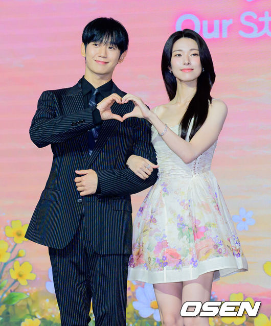 [OSEN=지형준 기자] 넷플릭스 시리즈 '이런 엿같은 사랑’ 제작발표회가 5일 서울 마포구 호텔 나루 서울에서 열렸다.'이런 엿같은 사랑' 은 기억상실에 걸린 검사 고은새(하영)와 자칭 남자친구라 우기는 복싱 코치 장태하(정해인)의 설렘 찐득한 동거 생활을 그린 로맨틱 코미디 다.배우 정해인, 하영이 포토타임을 하고 있다. 2026.08.05 / jpnews@osen.co.kr