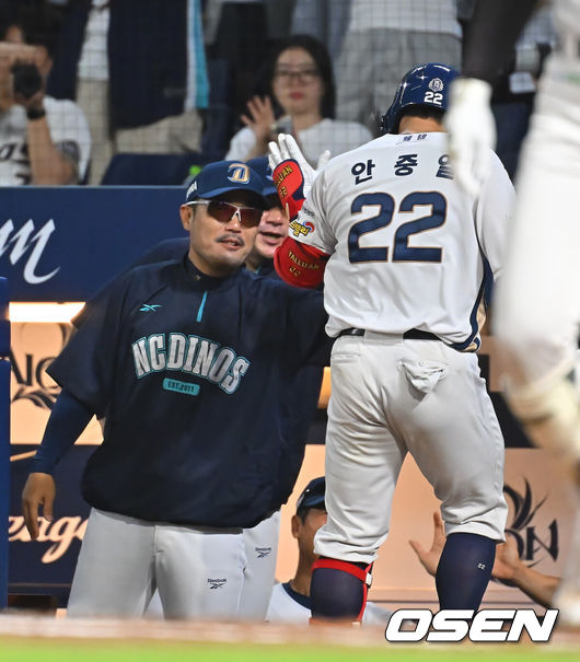 [OSEN=창원, 이석우 기자] 13일 창원NC파크에서 2026 신한 SOL KBO 리그 NC 다이노스와 KT 위즈의 경기가 열렸다. 홈팀 NC는 테일러가, 방문팀 KT는 대니엘이 선발 출전했다. NC 다이노스 안중열이 5회말 2사 좌월 솔로 홈런을 치고 이호준 감독의 축하를 받고 있다. 2026.08.13 / foto0307@osen.co.kr