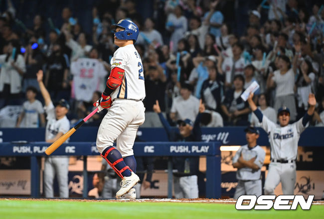 [OSEN=창원, 이석우 기자] 13일 창원NC파크에서 2026 신한 SOL KBO 리그 NC 다이노스와 KT 위즈의 경기가 열렸다. 홈팀 NC는 테일러가, 방문팀 KT는 대니엘이 선발 출전했다. NC 다이노스 안중열이 7회말 2사 1,2루 좌중월 역전 3점 홈런을 치고 타구를 바라보고 있다. 2026.08.13 / foto0307@osen.co.kr