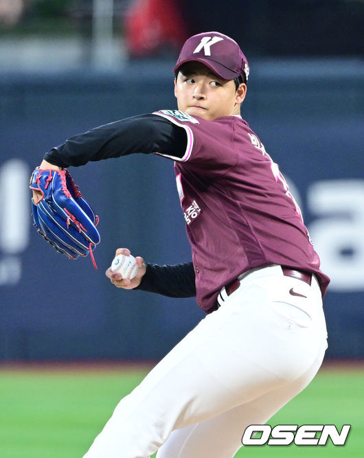 [OSEN=수원, 최규한 기자] 14일 수원 KT위즈파크에서 ‘2026 신한 SOL Bank KBO리그’ KT 위즈와 키움 히어로즈의 경기가 열렸다.홈팀 KT는 고영표, 방문팀 키움은 박준현을 선발로 내세웠다.1회말 키움 선발 박준현이 힘차게 공을 뿌리고 있다. 2026.08.14 / dreamer@osen.co.kr