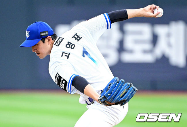 [OSEN=수원, 최규한 기자] 14일 수원 KT위즈파크에서 ‘2026 신한 SOL Bank KBO리그’ KT 위즈와 키움 히어로즈의 경기가 열렸다.홈팀 KT는 고영표, 방문팀 키움은 박준현을 선발로 내세웠다.1회초 KT 선발 고영표가 힘차게 공을 뿌리고 있다. 2026.08.14 / dreamer@osen.co.kr
